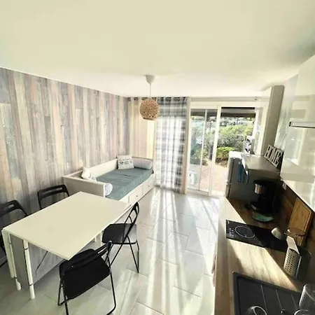 Logement Avec Jardin Et Piscine Vue Mer.