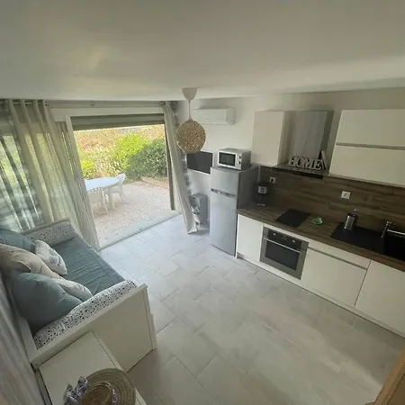 Logement Avec Jardin Et Piscine Vue Mer. *
